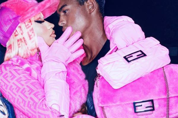 フェンディ×ニッキー・ミナージュ、煌めく「FF」ロゴの限定ウェアやアイコンバッグ「バゲット」など