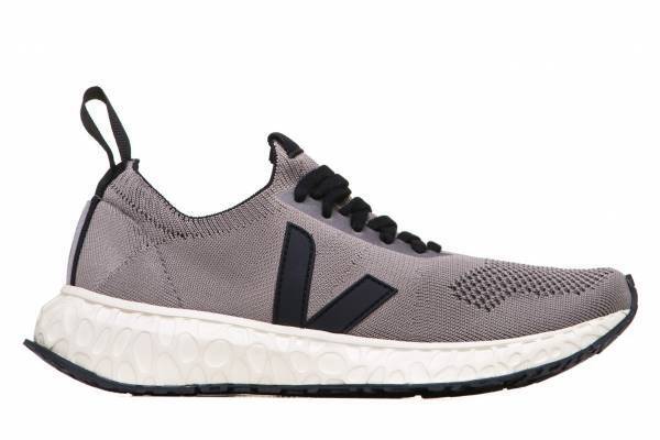 リック・オウエンス×ヴェジャのランニングスニーカー、プラスチックのリサイクル素材をニットアッパーに