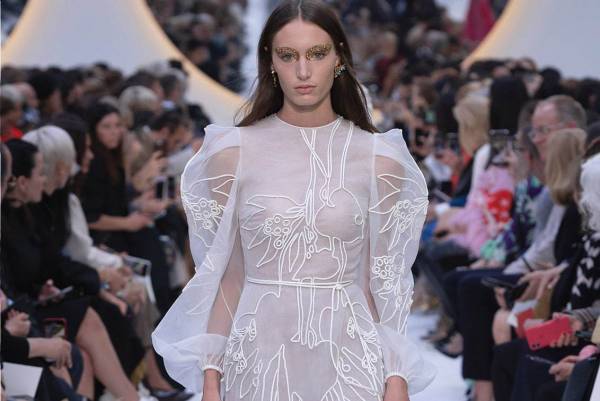 ヴァレンティノ 2020年春夏ウィメンズコレクション - クチュールを際立たせる純白の世界