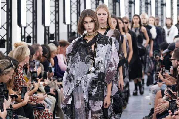 sacai 2020年春夏コレクション - 友愛に満ちた世界、明るい未来