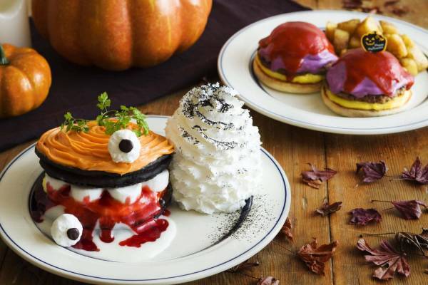 エッグスンシングスのハロウィン限定メニュー 、パンプキン“モンスター風”パンケーキ＆ベネディクト