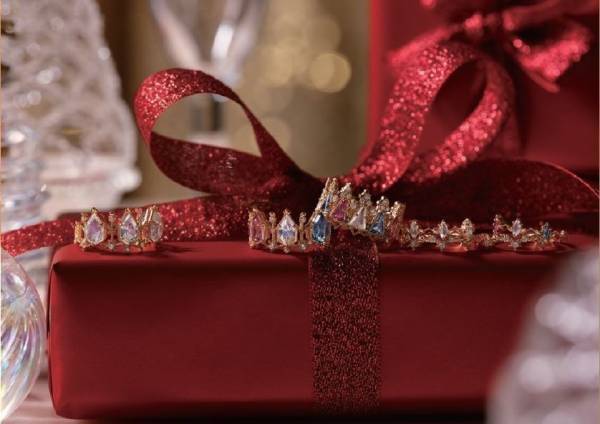 ノジェス、シャンデリアモチーフのマルチカラーリング＆オーナメント風ジュエリーウォッチなど限定発売