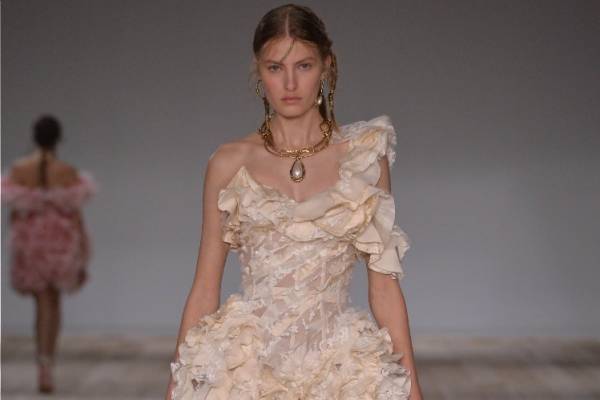 アレキサンダー・マックイーン 2020年春夏コレクション - 洋服と向き合う時間を見つめ直して