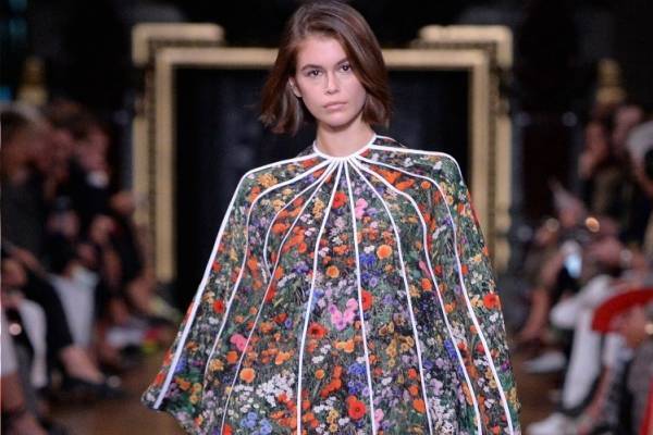 ステラ マッカートニー 2020年夏コレクション - エネルギーに満ち溢れた自由な女性