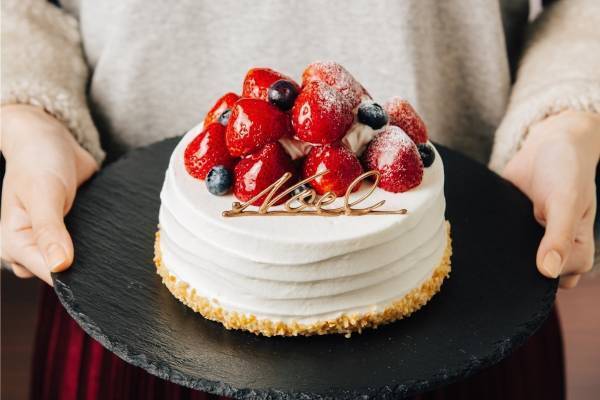 新横浜プリンスホテルのクリスマス、シェアOKなカラフルリース型ケーキや贅沢チョコレートケーキ