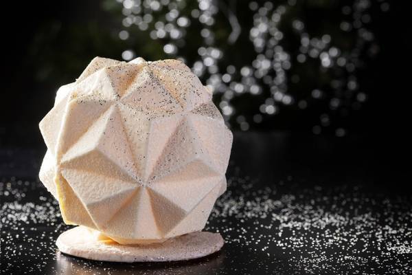 東京マリオットホテル“輝き”を纏うクリスマスケーキ、雪の欠片イメージの滑らかレアチーズケーキなど