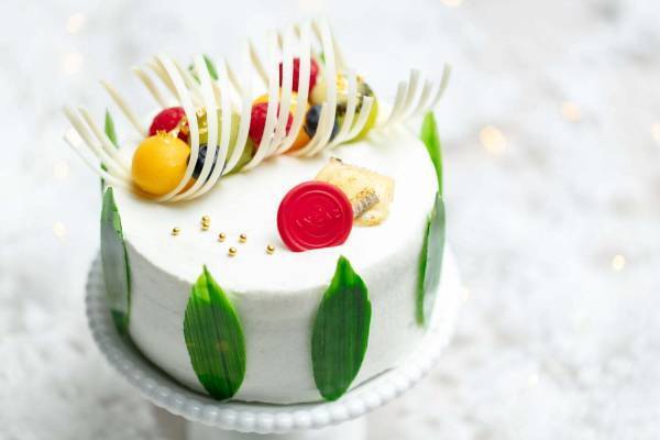 アンダーズ 東京のクリスマスケーキ、ルビーチョコレートのモンブランや“白雪”カラーのムースケーキ