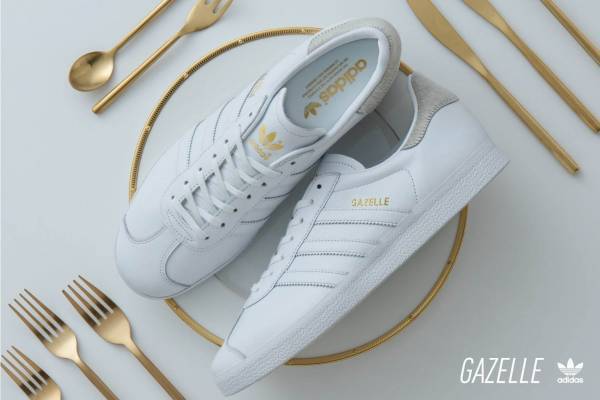 アディダス オリジナルス×ビューティ＆ユースのスニーカー「ガゼル BY」白一色にゴールドロゴ
