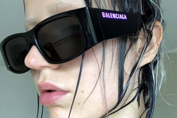 バレンシアガより“ロゴが光る”アイウエア - 好みのカラーグラデーションで点灯