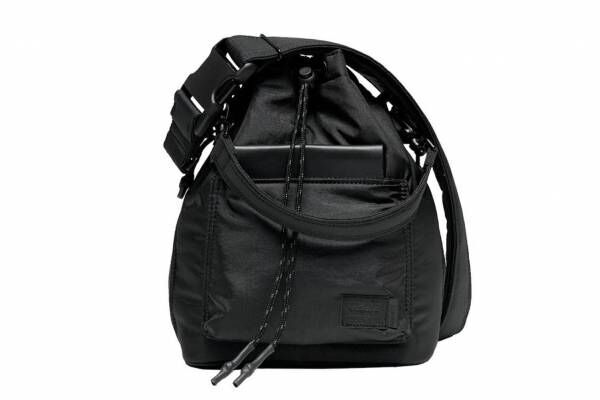 シスター×ポーターの2WAY巾着バッグ、光沢＆シワ感のあるオールブラックの撥水素材