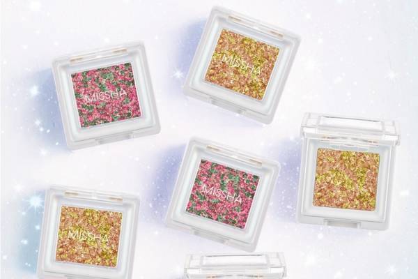 “きらめき度120%”「ミシャ グリッタープリズム シャドウ」にクリスマス限定色登場