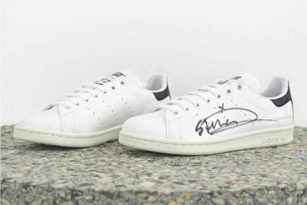 ステラ マッカートニー×アディダス「スタンスミス」が“サイン入り”で再登場、阪急うめだ本店で