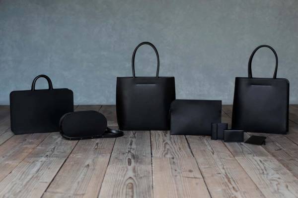 土屋鞄製造所「ブラックヌメ」バッグ＆小物、黒のヌメ革で仕立てたミニマルなトートやショルダーなど