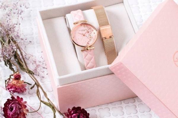 ヴィクトリア・ハイド ロンドンの新作腕時計 - きらめく雪と花の文字盤、チックタックで販売