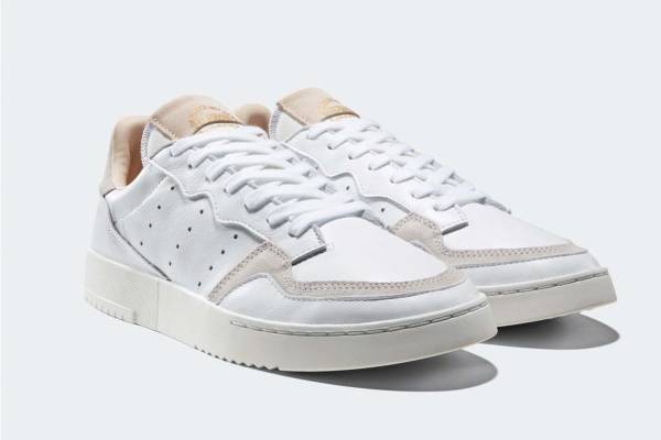 アディダス オリジナルス「スーパーコート」ホワイトレザースニーカーにベージュのヌバック