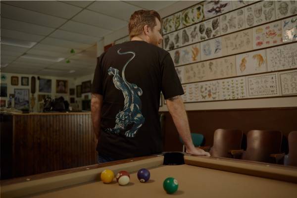 ポール・スミス、ツバメの刺繍入りジャケットなど“生きる伝説”タトゥーアーティストとコラボ