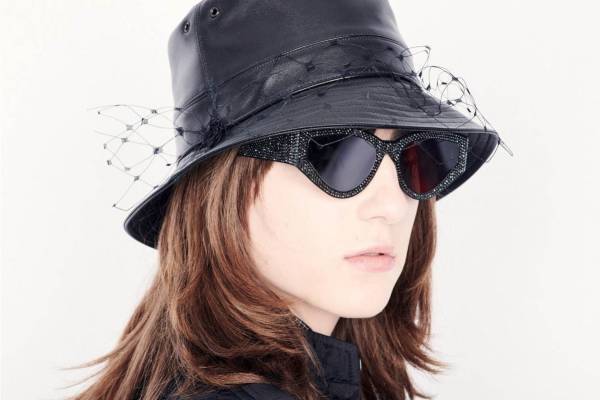 ディオールの新作サングラス、輝くスワロフスキークリスタルを散りばめたキャットアイ