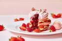 ザ ストリングス 表参道から苺たっぷり“ピンク”のパンケーキ、中にはベリーソースがとろり