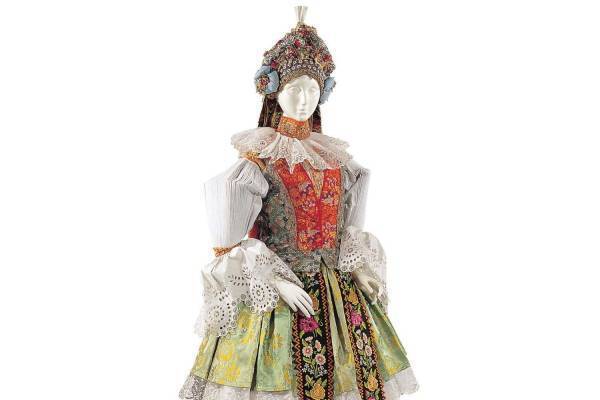 文化学園服飾博物館「ひだ －機能性とエレガンス－」展、プリーツやタックなど服における“ひだ”の意味