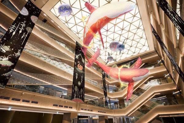 ギンザ シックスのクリスマス - 宙を舞う“巨大くじら”など宇宙を舞台にしたアート展示