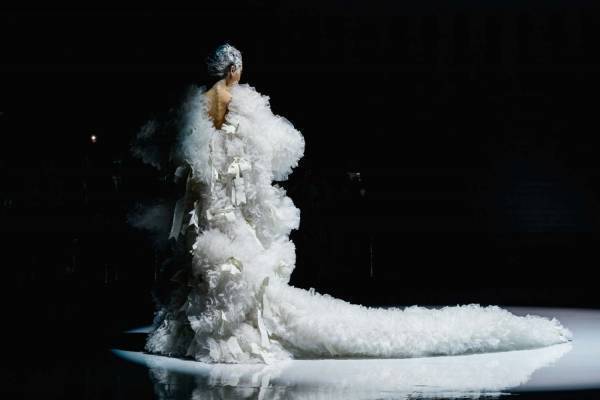 トモ コイズミ  2020年春夏コレクション - 円形劇場、身体に沸き立つ感情の“かたち”