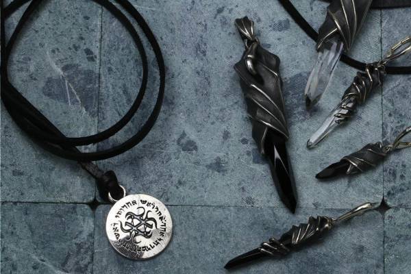 ジュエリーブランド・ブラッディマリー×アリスアウアア、彫金で“お守り”を表現したペンダントなど