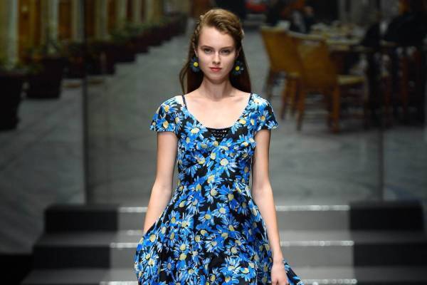 ユキ トリヰ インターナショナル 2020年春夏コレクション、咲き方を変えたマーガレットの新しい魅力