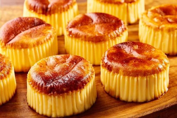 ローソン「ウチカフェスイーツ10周年記念半額セール」バスチーやプレミアムロールケーキ対象