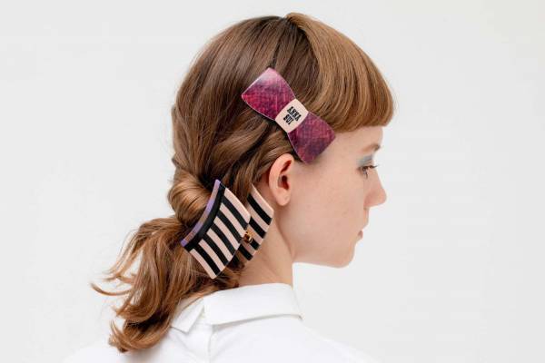 アナ スイ×シアタープロダクツ、リボン＆バッグ型ヘアアクセサリー - コスメチューブ型イヤリングも