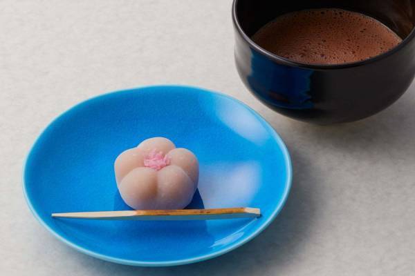 京菓子司 末富×ジャン=ポール・エヴァンの和菓子、チョコレートを包んだ“桃色の花びら”