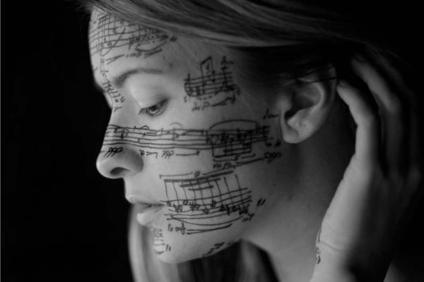 シャネル・ネクサス・ホールで人体に楽譜を描く仏作曲家の日本初写真展