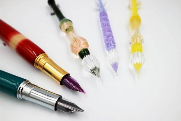 “キラキラ輝く”ガラスペン銀座 蔦屋書店に集結、“万年筆史上初”宝石を使った高級筆記具など