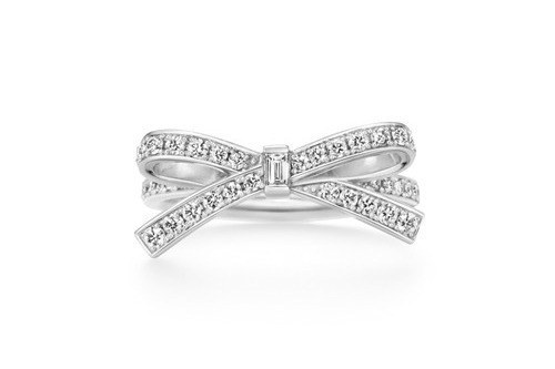 アーカー“リボン”や“トランプ”の新ジュエリー、ダイヤモンドやゴールドで模って