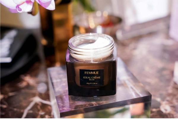 自然派コスメ「ファミュ」初のフェイシャルクリーム - "カメリア"パワーで潤い溢れる透明肌に