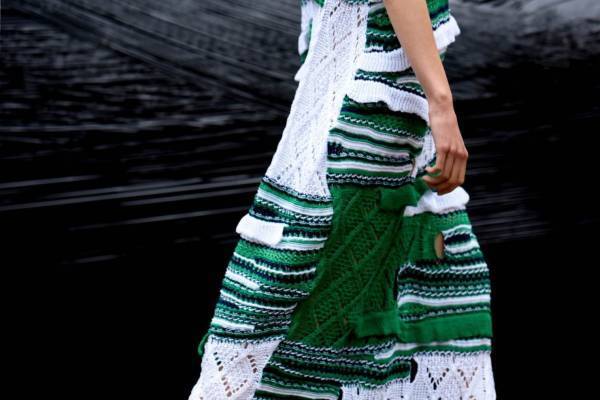 マラミュートの“ニット”にフォーカスした展覧会が表参道で、アーカイブアイテムの販売も