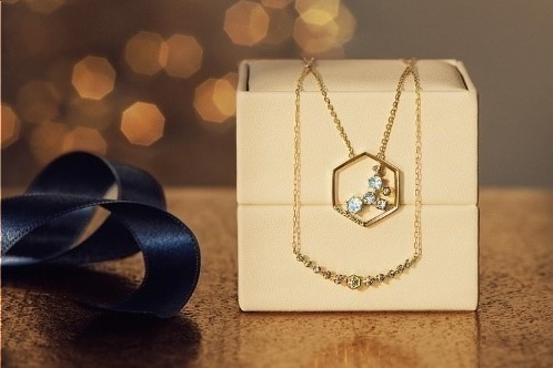 4℃のクリスマスジュエリー、“雪の結晶”ネックレスに幻想的な輝きのストーンを配して