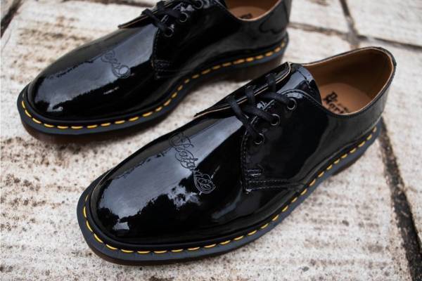 ドクターマーチン×アンダーカバー「BALANCE＆CHAOS」ロゴを施した3ホールシューズ