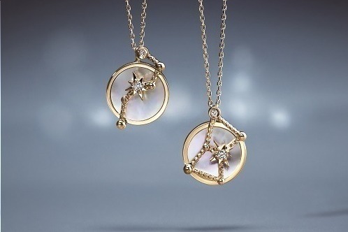 スタージュエリー“北斗七星とオリオン座”モチーフのクリスマス限定ネックレス、ベア付き