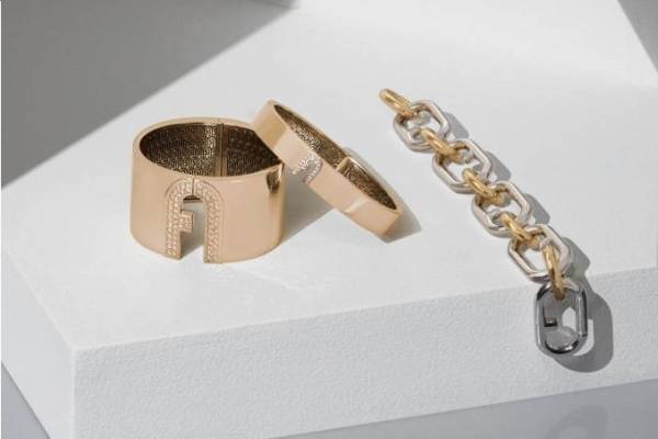 フルラ新作“アーチロゴ”のジュエリー＆バイカラーブーツが銀座店限定で