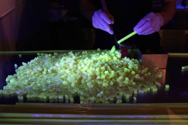 パパブブレの暗闇で“光るキャンディー”10000個無料配布、ハロウィン当日渋谷・宮益坂で