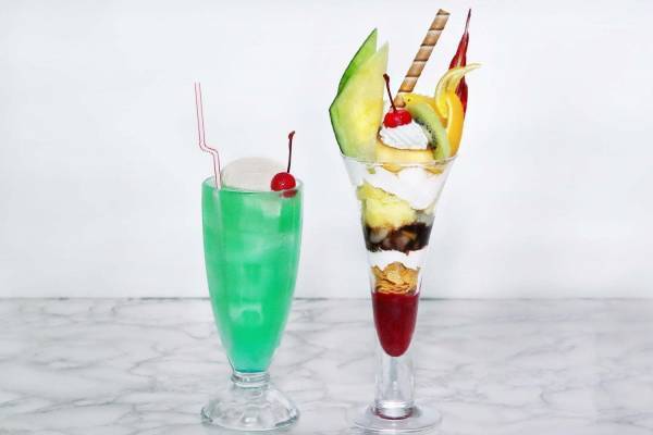 三菱一号館美術館の純喫茶メニュー、自家製プリン×フルーツ×アイスのパフェやクリームソーダ