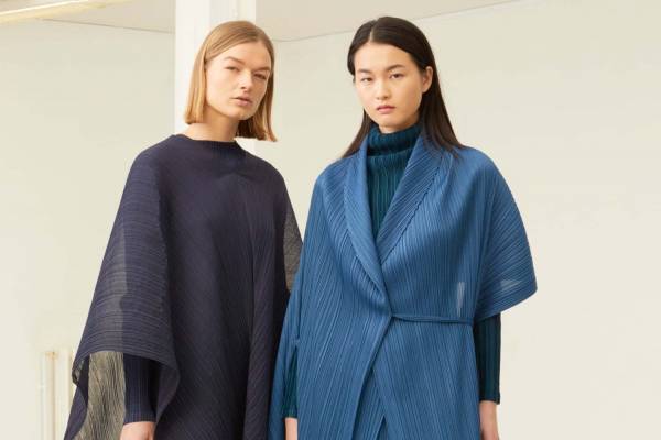 プリーツ プリーズ イッセイ ミヤケのワンピース＆コート、“夜の色”をイメージ