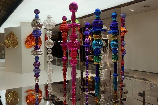 「チェ・ジョンファ個展」表参道のジャイルギャラリーで、キラキラ輝く“世界のガラクタ”の集合体