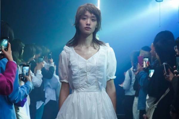 イクミ 2020年春夏コレクション - この世に揺らめく“幽霊”ときもだめしを、コムアイとコラボ