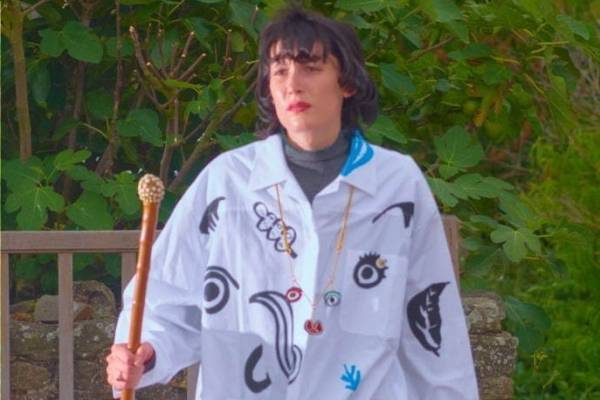 マルニから“ストライプ”柄ニットドレスや“顔”モチーフのブラウス