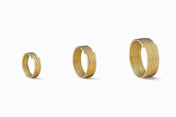 シハラ新作ジュエリー「コイル」“ばね”のように伸び縮みするフープピアス