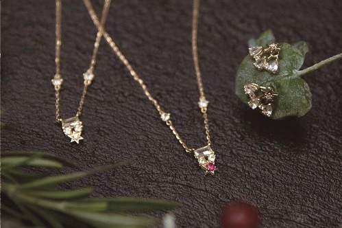 スタージュエリー ガールのクリスマス限定ネックレス＆ピアス、雪降るガーデンのきらめきをイメージ