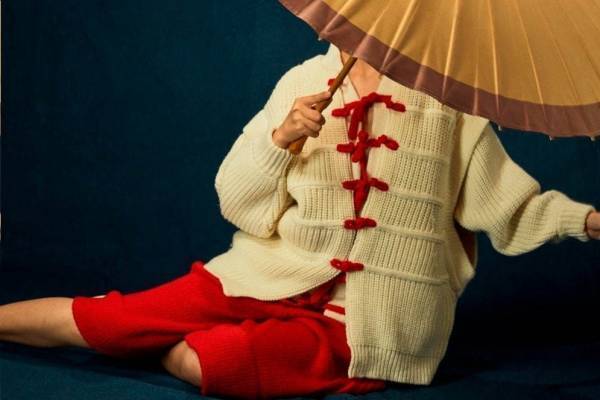 “チャイナドレス”風ニットウェアがヤンヤンから、中国オペラから着想