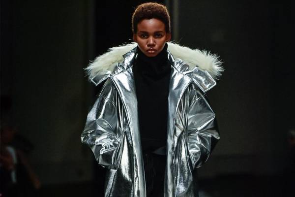 Y's×アルカンターラ、シルバーのオーバーコートなど京都の限定ストアで発売