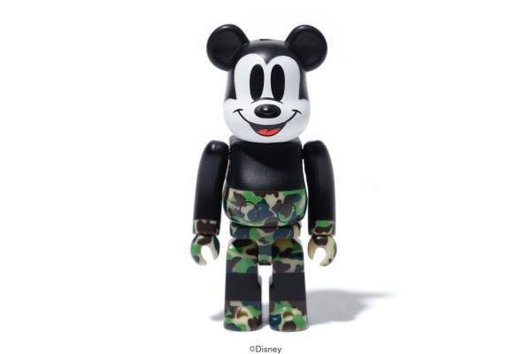 ミッキーマウスの“カモ柄”フィギュア＆ベアブリック、ア ベイシング エイプとコラボ